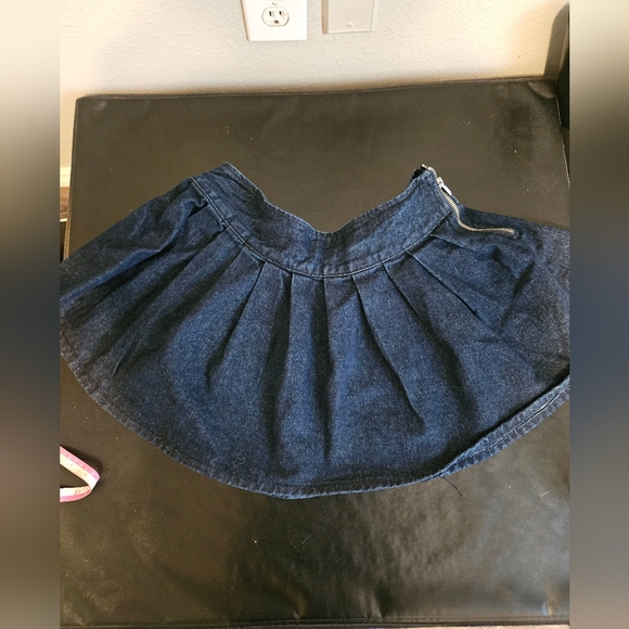 PrettyLittleThing Indigo Denim Mini Pleated Skirt - Picture 2 of 6
